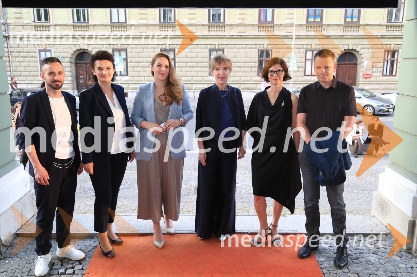  Jernej Pristov, vodja službe za odnose z javnostmi SNG Drama Ljubljana;  Ema Peruš, vodja abonmajev SNG Drama Ljubljana;  Barbara Svetek, vodja službe za marketing SNG Drama Ljubljana;  Vesna Jurca Tadel, ravnateljice SNG Drama Ljubljana;  Špela Zorn, organizatorka programa SNG Drama Ljubljana;  Luka Nabergoj, pomočnik v. d. ravnateljice SNG Drama LjubljanaKabaret Kaspar, premiera