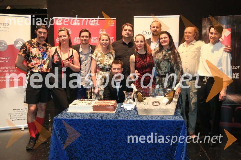  Benjamin Krnetić, igralec;  Nina Valič, igralka;  Klemen Janežič, igralec ;  Barbara Cerar, igralka;  ... ;  Marjan Nećak, režiser in skladatelj;  Iva Babić, igralka;  Uroš Fürst, igralec;  Pia Zemljič, igralka;  Janez Škof, igralec;  Saša Tabaković, igralec, nekdanji poslanec SMCKabaret Kaspar, premiera