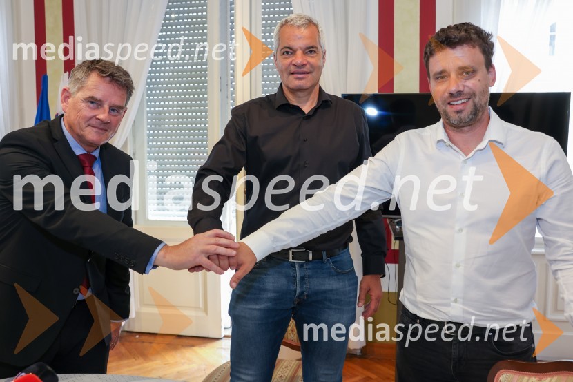  Ranko Šmigoc, direktor, Marprom;  Sašo Arsenovič, župan občine Maribor;  Gregor Lednik, Zavarovalnica Sava, predsednik ASK BranikSlavnostni podpis sporazuma o skupni organizaciji Zlate lisice