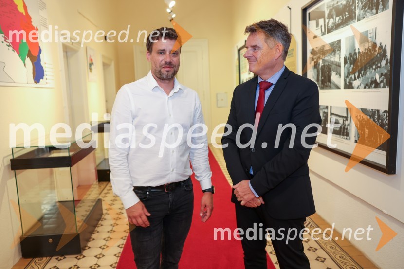  Gregor Lednik, Zavarovalnica Sava, predsednik ASK Branik;  Ranko Šmigoc, direktor, MarpromSlavnostni podpis sporazuma o skupni organizaciji Zlate lisice