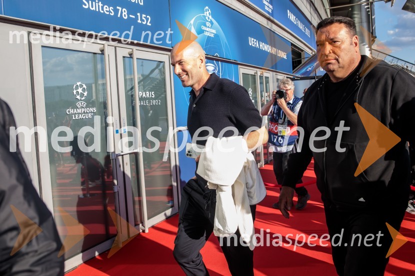  Zinedine Zidane, nogometaš, trener;  ... Real Madrid in Liverpool, finalna tekma Lige prvakov