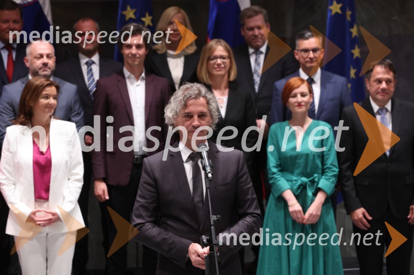 dr. Aleksander Jevšek, minister za razvoj in EU kohezijsko politiko;  Danijel Bešič Loredan, podpredsednik vlade in minister za zdravje;  Tanja Fajon, podpredsednica vlade in ministrica za zunanje zadeve;  Uroš Brežan, minister za okolje in prostor;  Luka Mesec, podpredsednik vlade in minister za delo, družino, socialne zadeve in enake možnosti; mag. Tatjana  Bobnar, ministrica za notranje zadeve; dr. Robert Golob, Predsednik Vlade Republike Slovenije;  Sanja Ajanović Hovnik, ministrica za javno upravo;   Igor Papič, minister za izobraževanje, znanost in šport; dr. Asta Vrečko, ministrica za kulturo;  Marjan  Šarec, minister za obrambo;  Matej Arčon, minister za Slovence v zamejstvu in po svetuPrisega 15. slovenske vlade in primopredaja premierjev