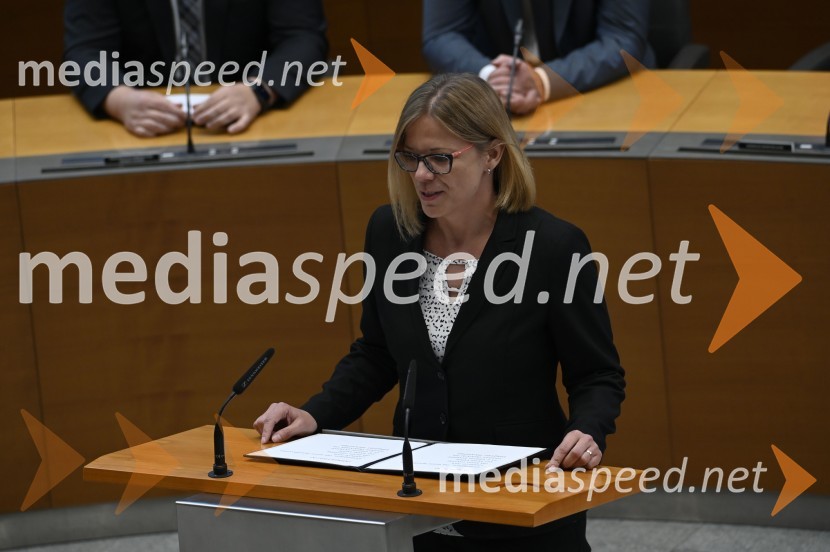  Sanja Ajanović Hovnik, ministrica za javno upravoPrisega 15. slovenske vlade in primopredaja premierjev