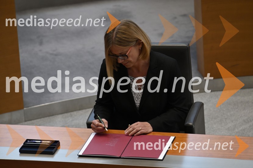  Sanja Ajanović Hovnik, ministrica za javno upravoPrisega 15. slovenske vlade in primopredaja premierjev