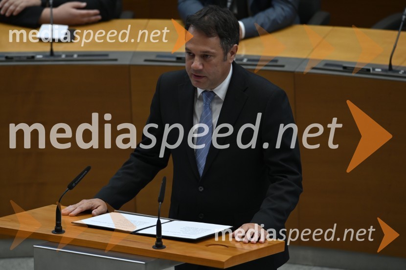  Matej Arčon, minister za Slovence v zamejstvu in po svetuPrisega 15. slovenske vlade in primopredaja premierjev