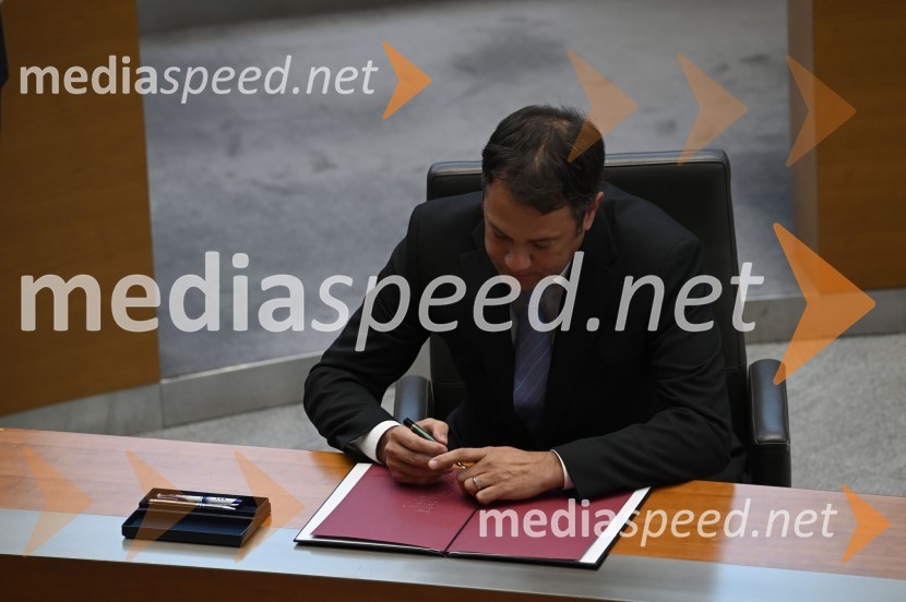 Matej Arčon, minister za Slovence v zamejstvu in po svetuPrisega 15. slovenske vlade in primopredaja premierjev