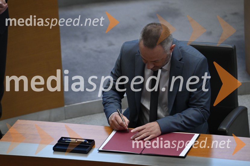  Danijel Bešič Loredan, podpredsednik vlade in minister za zdravjePrisega 15. slovenske vlade in primopredaja premierjev