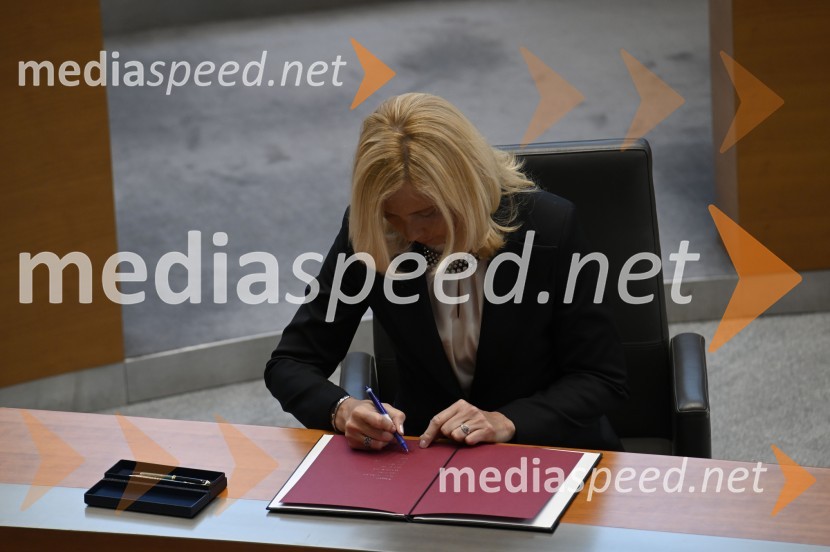 mag. Tatjana  Bobnar, ministrica za notranje zadevePrisega 15. slovenske vlade in primopredaja premierjev