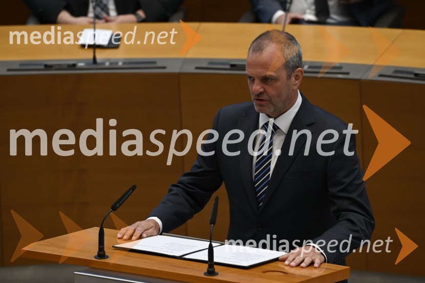  Uroš Brežan, minister za okolje in prostorPrisega 15. slovenske vlade in primopredaja premierjev