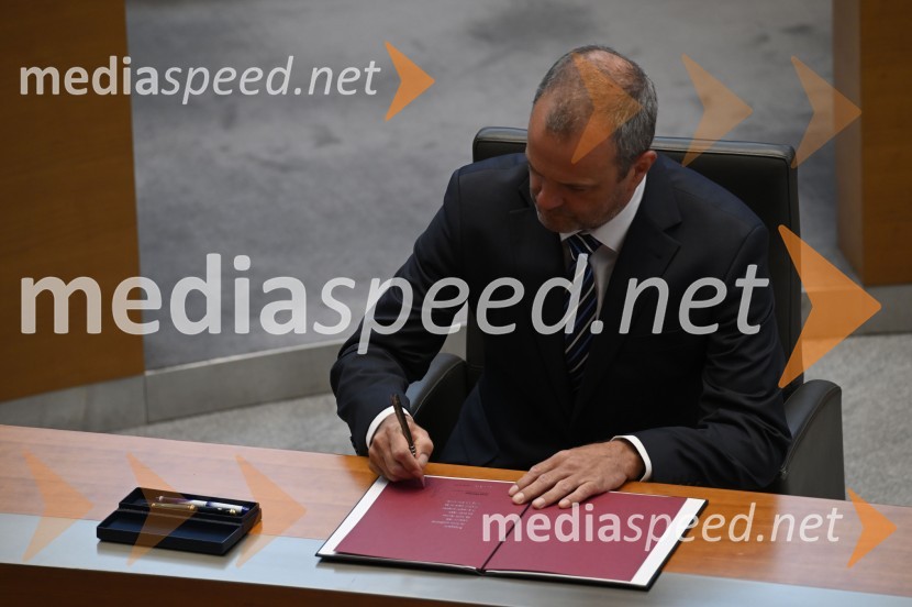  Uroš Brežan, minister za okolje in prostorPrisega 15. slovenske vlade in primopredaja premierjev