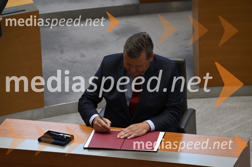 dr. Aleksander Jevšek, minister za razvoj in EU kohezijsko politikoPrisega 15. slovenske vlade in primopredaja premierjev