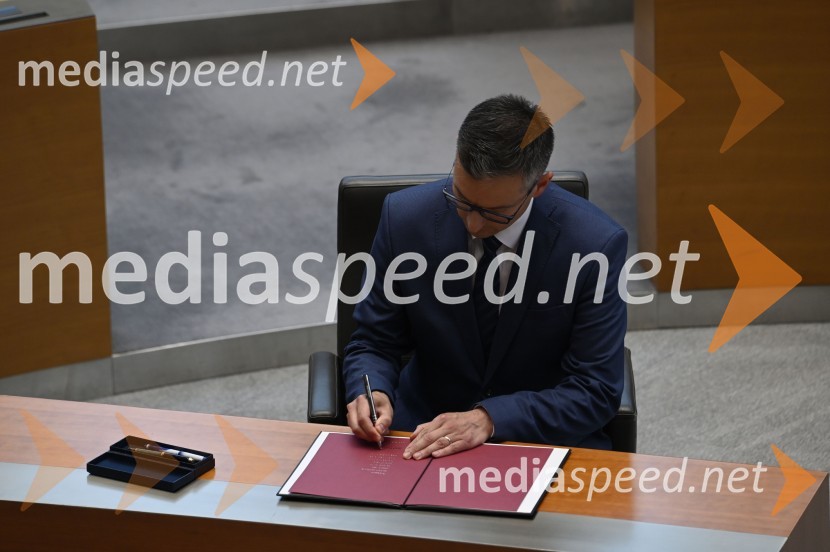  Marjan  Šarec, minister za obramboPrisega 15. slovenske vlade in primopredaja premierjev