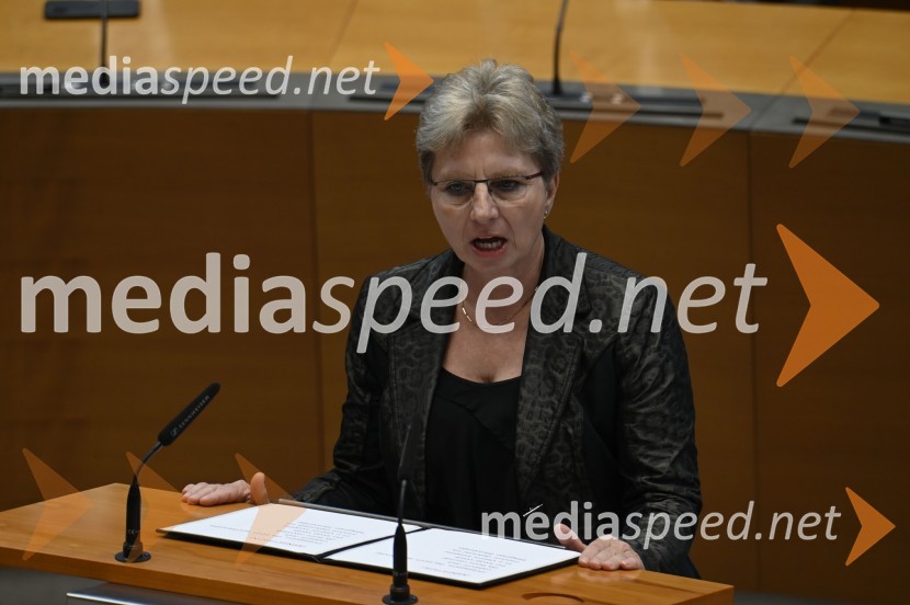  Irena Šinko, ministrica za kmetijstvo, gozdarstvo in prehranoPrisega 15. slovenske vlade in primopredaja premierjev