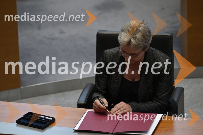  Irena Šinko, ministrica za kmetijstvo, gozdarstvo in prehranoPrisega 15. slovenske vlade in primopredaja premierjev
