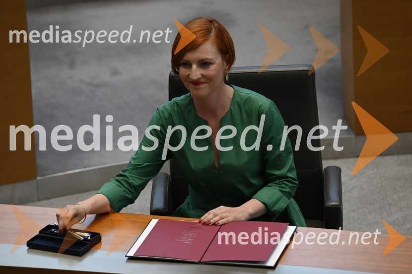 dr. Asta Vrečko, ministrica za kulturoPrisega 15. slovenske vlade in primopredaja premierjev