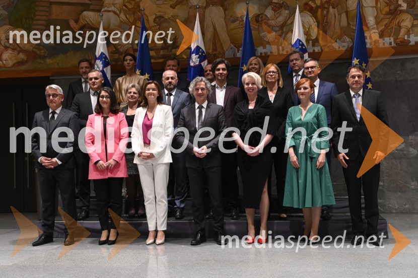  Matjaž Han, minister za gospodarski razvoj in tehnologijo;  Emilija Stojmenova Duh, ministrica za digitalno preobrazbo;  Tanja Fajon, podpredsednica vlade in ministrica za zunanje zadeve; dr. Robert Golob, predsednik vlade RS; mag. Urška Klakočar Zupančič, podpredsednica Gibanja Svoboda, poslanka Državnega zbora RS; dr. Asta Vrečko, ministrica za kulturo;  Matej Arčon, minister za Slovence v zamejstvu in po svetuPrisega 15. slovenske vlade in primopredaja premierjev