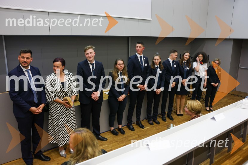  Martin Jezeršek, generalni direktor Jezeršek d.o.o.; dr. Tanja Angleitner Sagadin, direktorica, VSGT Maribor;  David Tovornik, Srednja šola za gostinstvo in turizem Maribor;  Nives Kovačič;  Gaj Herman;  Ana Zevnik;  Tristan Romih;  Nuša Prejac;  Ula Vrečko;  Urša FornazaričAmbasador gostoljubja in dobrega počutja 2022 VSGT Maribor
