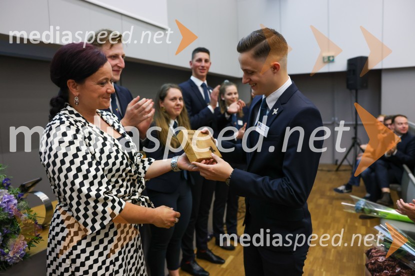 dr. Tanja Angleitner Sagadin, direktorica, VSGT Maribor;  Tristan RomihAmbasador gostoljubja in dobrega počutja 2022 VSGT Maribor