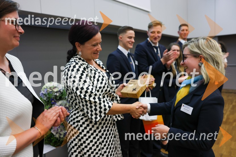 dr. Tanja Angleitner Sagadin, direktorica, VSGT Maribor;  Urša FornazaričAmbasador gostoljubja in dobrega počutja 2022 VSGT Maribor