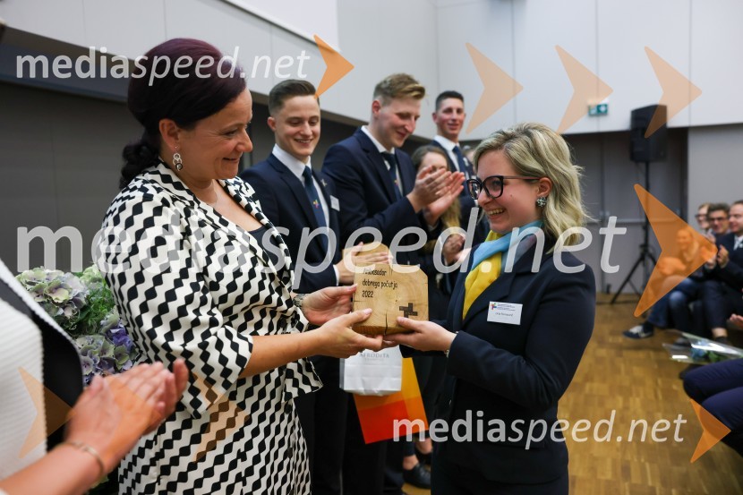 dr. Tanja Angleitner Sagadin, direktorica, VSGT Maribor;  Urša FornazaričAmbasador gostoljubja in dobrega počutja 2022 VSGT Maribor