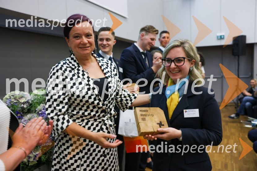 dr. Tanja Angleitner Sagadin, direktorica, VSGT Maribor;  Urša FornazaričAmbasador gostoljubja in dobrega počutja 2022 VSGT Maribor