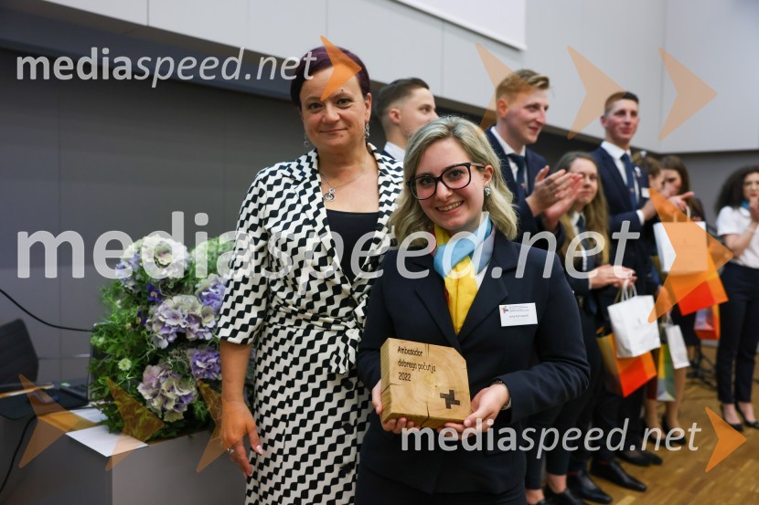 dr. Tanja Angleitner Sagadin, direktorica, VSGT Maribor;  Urša FornazaričAmbasador gostoljubja in dobrega počutja 2022 VSGT Maribor