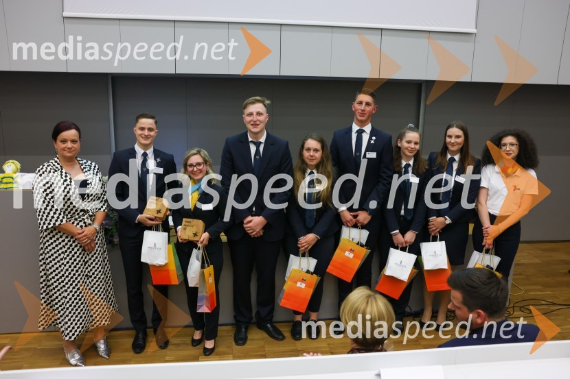 dr. Tanja Angleitner Sagadin, direktorica, VSGT Maribor;  Tristan Romih;  Urša Fornazarič;  David Tovornik, Srednja šola za gostinstvo in turizem Maribor;  Nives Kovačič;  Gaj Herman;  Ana Zevnik;  Nuša Prejac;  Ula VrečkoAmbasador gostoljubja in dobrega počutja 2022 VSGT Maribor