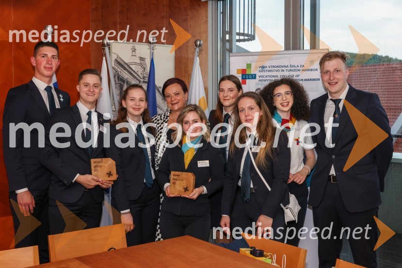  Gaj Herman;  Tristan Romih;  Ana Zevnik; dr. Tanja Angleitner Sagadin, direktorica, VSGT Maribor;  Urša Fornazarič;  Nuša Prejac;  Nives Kovačič;  Ula Vrečko;  David Tovornik, Srednja šola za gostinstvo in turizem MariborAmbasador gostoljubja in dobrega počutja 2022 VSGT Maribor