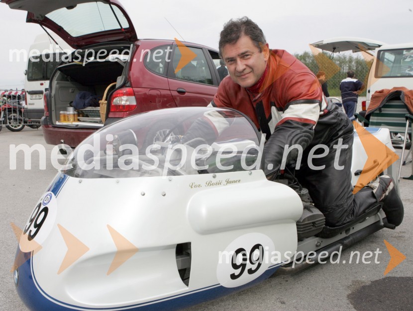 Janez Božič, predsednik športne komisije za starodobna vozila pri AMZS ter minister za prometJanez Božič, minister za promet je dirkal na Mobikrogu v Cerkljah