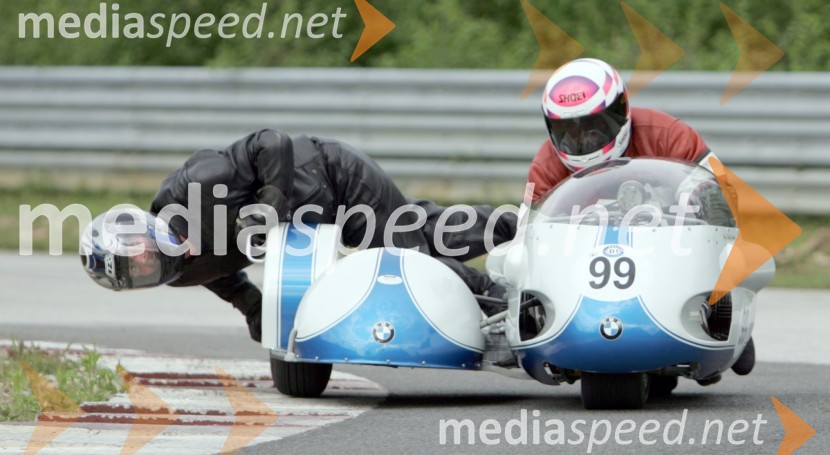 Predsednik športne komisije za starodobna vozila pri AMZS ter minister za promet Janez Božič (desno) in njegov sovoznik Cveto DolinarJanez Božič, minister za promet je dirkal na Mobikrogu v Cerkljah