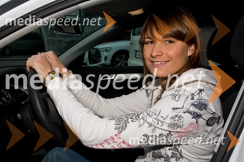 Sara Isakovič, plavalka (Športnica in plavalka leta 2008 in dobitnica srebrne medalje na OI v Pekingu)Predaja Audija A4 Sari Isakovič, Športnici in plavalki leta 2008 in dobitnici srebrne medalje na OI v Pekingu