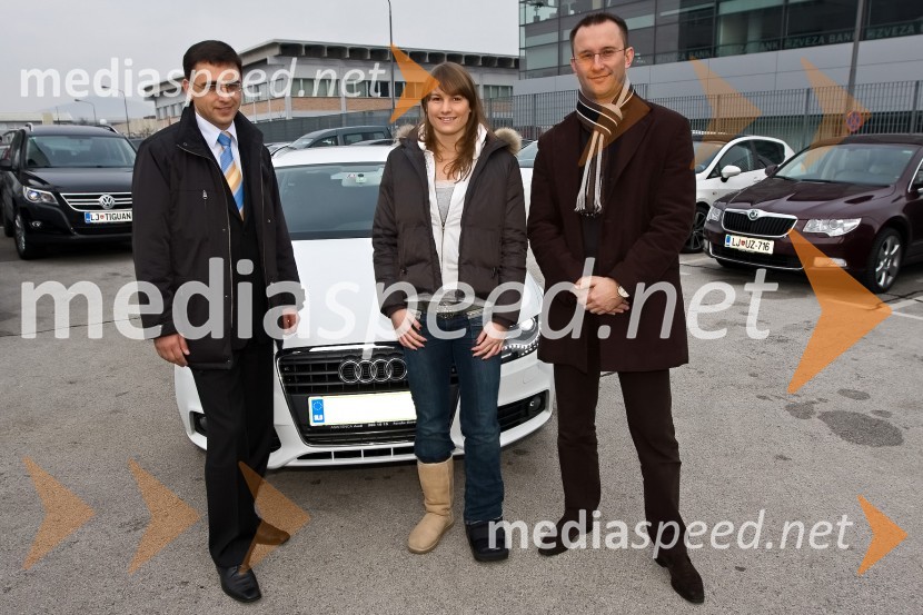 Sandi Vrtač, Avtohiša Vrtač Kranj, Sara Isakovič, plavalka (Športnica in plavalka leta 2008 in dobitnica srebrne medalje na OI v Pekingu) in Darko Horvat, direktor programa Audi pri Porsche SlovenijaPredaja Audija A4 Sari Isakovič, Športnici in plavalki leta 2008 in dobitnici srebrne medalje na OI v Pekingu
