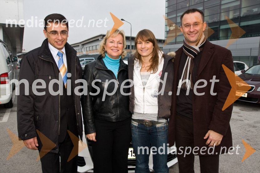 Sandi Vrtač, Avtohiša Vrtač Kranj, Sabrina Pečelin, vodja službe za odnose z javnostmi pri Porsche Slovenija d.o.o., Sara Isakovič, plavalka (Športnica in plavalka leta 2008 in dobitnica srebrne medalje na OI v Pekingu) in Darko Horvat, direktor programa Audi pri Porsche SlovenijaPredaja Audija A4 Sari Isakovič, Športnici in plavalki leta 2008 in dobitnici srebrne medalje na OI v Pekingu