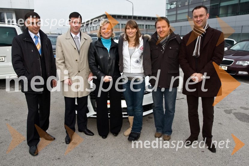 Sandi Vrtač, Avtohiša Vrtač Kranj, Tim Farčnik, Si.sport, Sabrina Pečelin, vodja službe za odnose z javnostmi pri Porsche Slovenija d.o.o., Sara Isakovič, plavalka (Športnica in plavalka leta 2008 in dobitnica srebrne medalje na OI v Pekingu), Samo Pagon, marketing Audi in Darko Horvat, direktor programa Audi pri Porsche SlovenijaPredaja Audija A4 Sari Isakovič, Športnici in plavalki leta 2008 in dobitnici srebrne medalje na OI v Pekingu