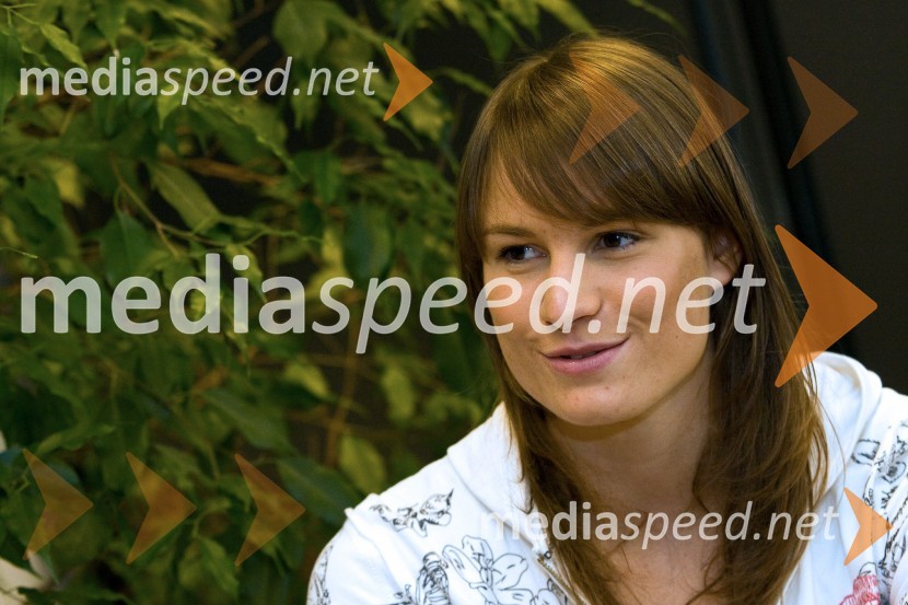 Sara Isakovič, plavalka (Športnica in plavalka leta 2008 in dobitnica srebrne medalje na OI v Pekingu)Predaja Audija A4 Sari Isakovič, Športnici in plavalki leta 2008 in dobitnici srebrne medalje na OI v Pekingu