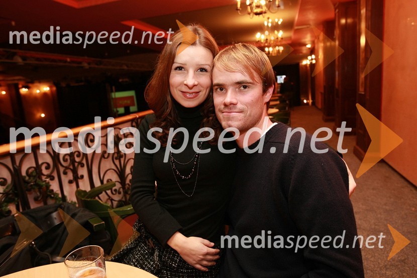 Jana Ujčič, novinarka in voditeljica RTS in spremljevalec Gregor KlobasaMagnifico, božični koncert