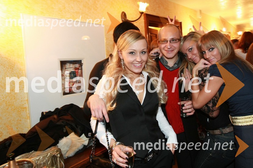 Vesna Osmanagić, Gregor Jeza, predsednik uprave Hit Šentilj d.d., Nika Marolt in Anja PisnikMagnifico, božični koncert