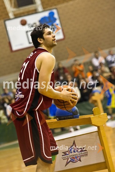 Tekmovanje v metanju trojk: Sašo Ožbolt, košarkašDan slovenske košarke