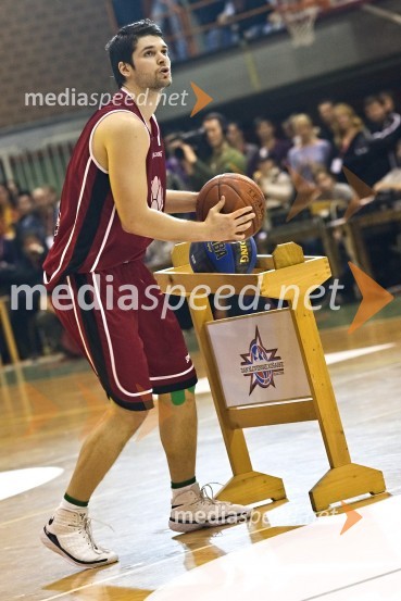 Tekmovanje v metanju trojk: Sašo Ožbolt, košarkašDan slovenske košarke