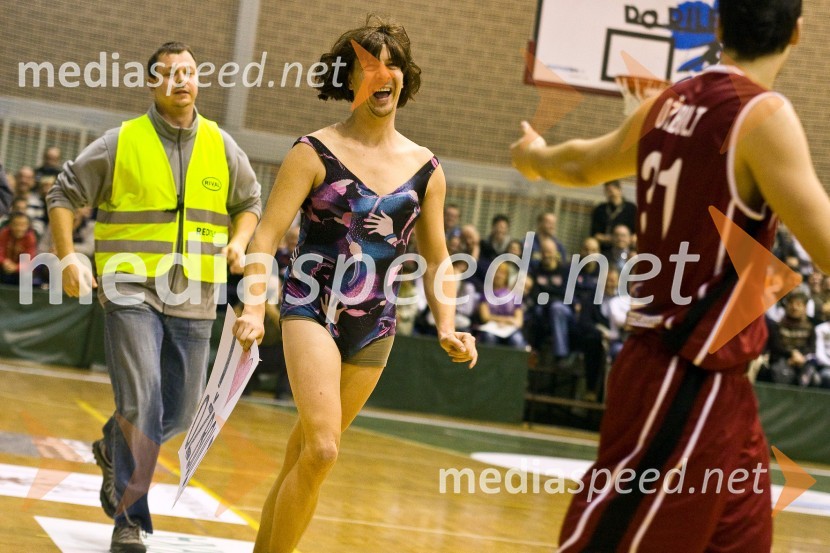 Komični vožek Dajmo stisnt teatraDan slovenske košarke