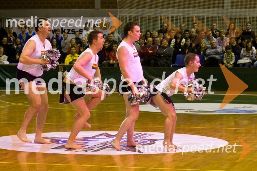 Komični vložek Dajmo stisnit teatraDan slovenske košarke