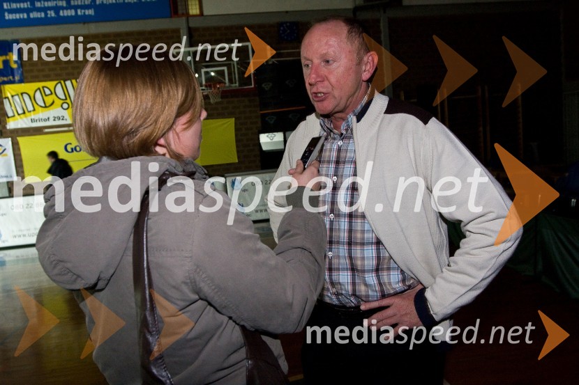 Novinarka Dela.si in Dušan Šešok, predsednik Košarkarske zveze SlovenijeDan slovenske košarke