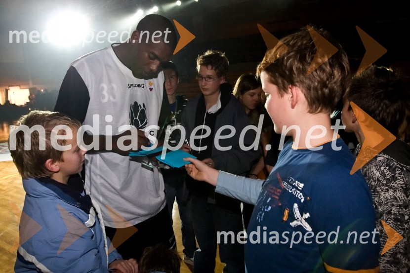 Shawn King, košarkar in MVP tekme Vzhod:Zahod in mladi oboževalciDan slovenske košarke