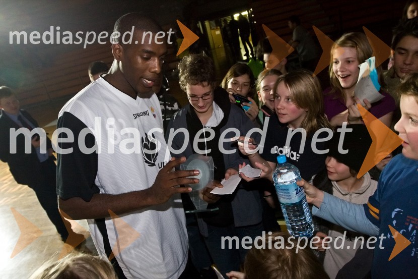 Shawn King, košarkar in MVP tekme Vzhod:Zahod in mladi oboževalciDan slovenske košarke