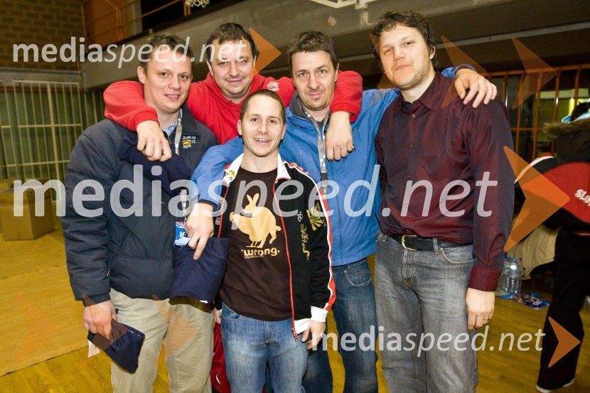 Boštjan Reberšak, napovedovalec, s člani Dajmo stisnt teatraDan slovenske košarke