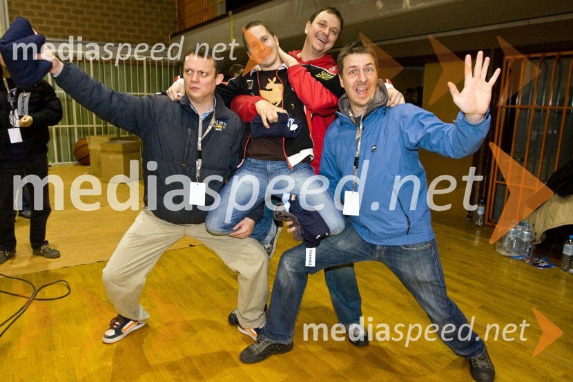 Dajmo stisnit teaterDan slovenske košarke