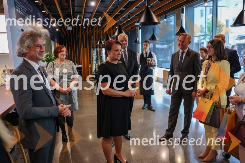 dr. Robert Golob, predsednik vlade RS;  ... ; dr. Tanja Angleitner Sagadin, direktorica, VSGT Maribor;  ... ;  Emilija Stojmenova Duh, ministrica za digitalno preobrazboPredsednik vlade dr. Robert Golob na delovnem obisku v Mariboru