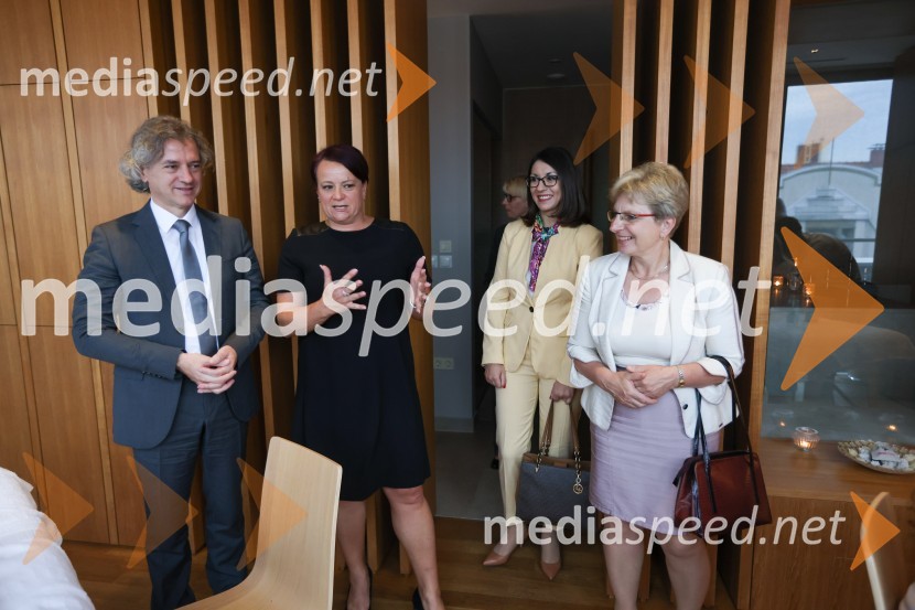 dr. Robert Golob, predsednik vlade RS; dr. Tanja Angleitner Sagadin, direktorica, VSGT Maribor;  Emilija Stojmenova Duh, ministrica za digitalno preobrazbo;  Irena Šinko, ministrica za kmetijstvo, gozdarstvo in prehranoPredsednik vlade dr. Robert Golob na delovnem obisku v Mariboru