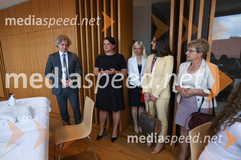 dr. Robert Golob, predsednik vlade RS; dr. Tanja Angleitner Sagadin, direktorica, VSGT Maribor;  Ksenija Klampfer, generalna sekretarka ministrice za digitalizacijo;  Emilija Stojmenova Duh, ministrica za digitalno preobrazbo;  Irena Šinko, ministrica za kmetijstvo, gozdarstvo in prehranoPredsednik vlade dr. Robert Golob na delovnem obisku v Mariboru