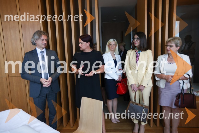 dr. Robert Golob, predsednik vlade RS; dr. Tanja Angleitner Sagadin, direktorica, VSGT Maribor;  Ksenija Klampfer, generalna sekretarka ministrice za digitalizacijo;  Emilija Stojmenova Duh, ministrica za digitalno preobrazbo;  Irena Šinko, ministrica za kmetijstvo, gozdarstvo in prehranoPredsednik vlade dr. Robert Golob na delovnem obisku v Mariboru